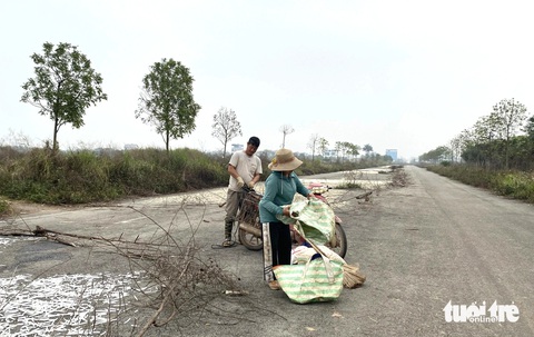 Tạm dừng thanh tra đất đai, xây dựng tại Hà Nội, Hải Phòng để 'ăn Tết'- Ảnh 1. Một số khu đô thị tại huyện Mê Linh, TP Hà Nội xây dựng xong nhiều năm vẫn để hoang, vắng bóng người ở - Ảnh: B.NGỌC