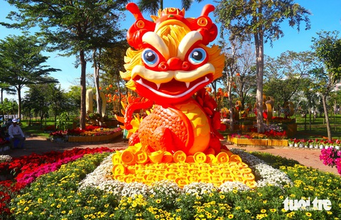 Hình tượng Rồng dễ thương, ngộ nghĩnh cũng được TP Tuy Hòa chuẩn bị tại đường hoa Xuân Giáp Thìn 2024 - Ảnh: NGUYỄN HOÀNG Hình tượng rồng dễ thương, ngộ nghĩnh cũng được trưng bày ở Đường hoa xuân Giáp Thìn TP Tuy Hòa - Ảnh: NGUYỄN HOÀNG