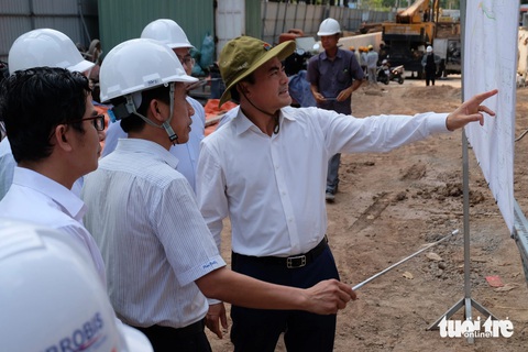 Ông Bùi Xuân Cường kiểm tra tiến độ đường nối Trần Quốc Hoàn - Cộng Hòa - Ảnh: PHƯƠNG NHI