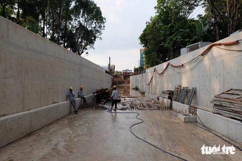 Hầm chui đầu tuyến đường nối Trần Quốc Hoàn - Cộng Hòa đã lộ rõ hình hài - Ảnh: PHƯƠNG NHI