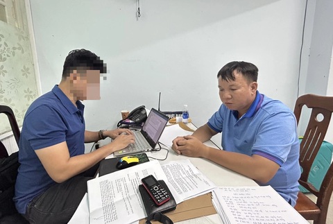 Công an giả nhận tiền để ‘chạy án’, đến vụ thứ 3 mới bị bắt- Ảnh 1. Trần Kim Hùng (phải) tại cơ quan công an - Ảnh: H.B.