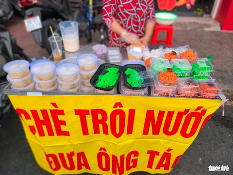 Ông Công ông Táo sắp về trời mà chủ tiệm vẫn mãi ngóng khách mua- Ảnh 3. Nhiều loại cá chép làm bằng xôi, thạch, bánh trôi nước cũng được bày bán sôi động dịp Tết ông Công ông Táo - Ảnh: NHẬT XUÂN
