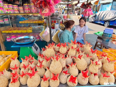 Ông Công ông Táo sắp về trời mà chủ tiệm vẫn mãi ngóng khách mua- Ảnh 4. Bánh trái lựu lạ mắt giá 300.000 đồng/kg tại chợ Thiếc (quận 11) - Ảnh: NHẬT XUÂN