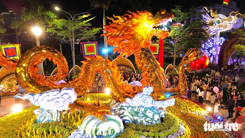 Linh vật rồng mang chủ đề Linh vật rồng mang chủ đề "Tọa sơn hướng hải" được đặt tại vị trí trung tâm Đường hoa xuân Giáp Thìn 2024 ở TP Tuy Hòa (Phú Yên) - Ảnh: NGUYỄN HOÀNG