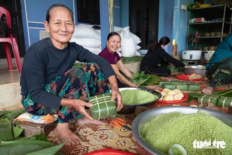 Bí quyết gia truyền của làng làm bánh chưng 'xanh như ngọc'- Ảnh 1. Làng Đại An Khê nổi tiếng vì bánh chưng, bánh tét có màu xanh ngọc bích lạ mắt - Ảnh: HOÀNG TÁO