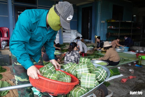 Bí quyết gia truyền của làng làm bánh chưng 'xanh như ngọc'- Ảnh 5. Sản lượng bánh tăng, làm hết công suất nhưng vẫn không đủ đáp ứng - Ảnh: HOÀNG TÁO
