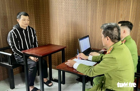 Tung tin giả 'hiếp dâm người dưới 18 tuổi' lừa chạy án 800 triệu đồng- Ảnh 2. Tô Văn Tuyên tại cơ quan công an - Ảnh: Công an Quảng Trị