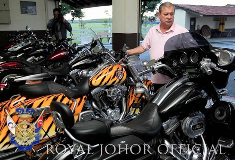 Tân Quốc vương Malaysia là tỉ phú chơi xe nổi tiếng, bộ sưu tập xe nhiều chiếc cực độc- Ảnh 3. Một trong những phương tiện ấn tượng nhất là chiếc mô tô Harley-Davidson sở hữu lớp sơn vằn vện như lông hổ - Ảnh: Sultan Ibrahim Sultan Iskandar/Facebook