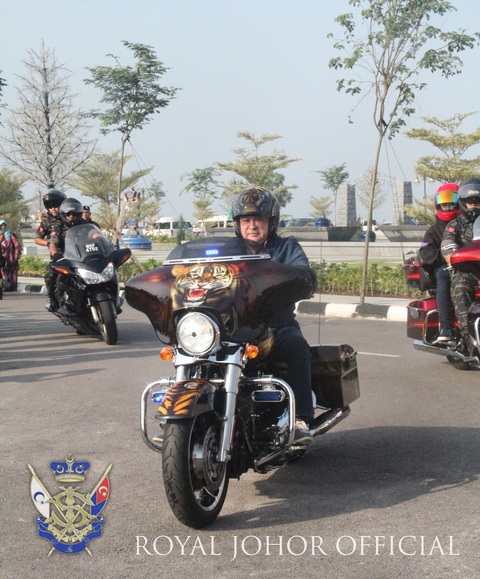 Tân Quốc vương Malaysia là tỉ phú chơi xe nổi tiếng, bộ sưu tập xe nhiều chiếc cực độc- Ảnh 2. Theo The Guardian, Sultan Ibrahim đam mê mô tô đến mức thường dạo chơi trên chiếc Harley-Davidson quanh Johor. Đôi khi ông còn mang bộ sưu tập xe đến các triển lãm - Ảnh: Sultan Ibrahim Sultan Iskandar/Facebook