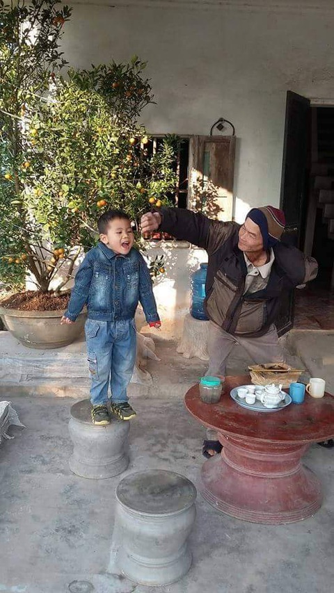 Khoảnh khắc Tết của tôi: Đâu cần đi xa, về nhà là Tết- Ảnh 5. Bố tôi đùa vui cùng cháu ngày Tết.