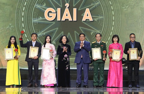 Thủ tướng và Thường trực Ban Bí thư trao 6 giải A báo chí Búa liềm vàng- Ảnh 1. Thủ tướng Phạm Minh Chính và Thường trực Ban Bí thư Trương Thị Mai (giữa) trao giải A cho các tác giả, nhóm tác giả - Ảnh: GIA HÂN