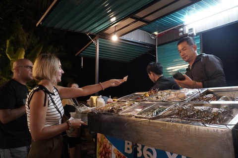 Nha Trang có chợ đêm đầu tiên mở đến 0h- Ảnh 4. Du khách nước ngoài thưởng thức hải sản nướng tại chợ đêm - Ảnh: Th.Đ.