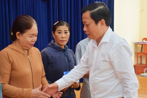 Ông Hà Quốc Trị - phó bí thư Tỉnh ủy Khánh Hòa - trao quà và thăm hỏi bà con nhận quà tại chương trình - Ảnh: TRẦN HOÀI Ông Hà Quốc Trị - phó bí thư Tỉnh ủy Khánh Hòa - trao quà và thăm hỏi bà con nhận quà tại chương trình - Ảnh: TRẦN HOÀI