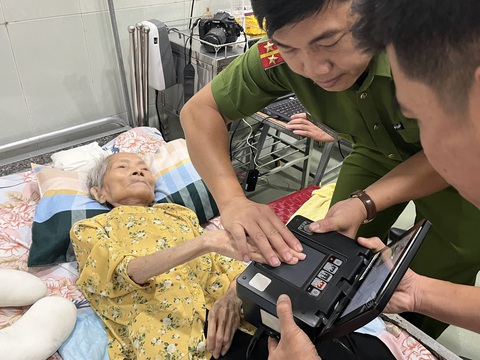 Những người gần đất xa trời lần đầu được cấp giấy khai sinh- Ảnh 1. Các chiến sĩ công an đến tận trung tâm dưỡng lão làm căn cước công dân cho các cụ - Ảnh: Công an cung cấp