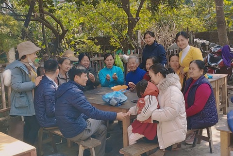 Khoảnh khắc Tết của tôi: Đâu cần đi xa, về nhà là Tết- Ảnh 1. Con cháu quây quần bên ông ngày Tết.