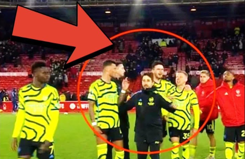HLV Arteta vui mừng khi cầu thủ Arsenal cãi nhau gay gắt- Ảnh 3. HLV Mikel Arteta can ngăn vụ cãi vã giữa Ben White và Oleksandr Zinchenko - Ảnh: Cắt clip