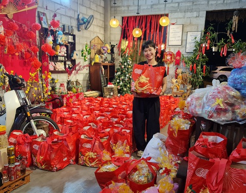 Gói bánh tét tặng bà con nơi không điện, không sóng di động đón Tết- Ảnh 4. Hồng Diệu nở nụ cười hạnh phúc bên những phần quà Tết đầy yêu thương và sẻ chia. Tất cả đã sẵn sàng lên đường hướng về vùng không điện, không sóng di động - Ảnh: TRẦN MAI