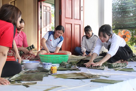 Gói bánh tét tặng bà con nơi không điện, không sóng di động đón Tết- Ảnh 2. Ai cũng hạnh phúc gói những đòn bánh tét để gửi trao đến bà con thôn Nước Đang - Ảnh: TRẦN MAI