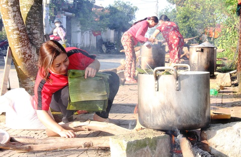 Gói bánh tét tặng bà con nơi không điện, không sóng di động đón Tết- Ảnh 3. Sáu nồi bánh tét được nấu, tối nay mọi người sẽ thay nhau canh lửa - Ảnh: TRẦN MAI