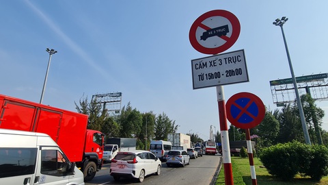 Xe tải nặng vẫn qua cầu Rạch Miễu trong giờ cấm, gây kẹt xe- Ảnh 2. Xung quanh khu vực cầu Rạch Miễu đã cắm nhiều bảng cấm xe tải nặng qua cầu, nhưng vẫn có một số xe vi phạm - Ảnh: MẬU TRƯỜNG