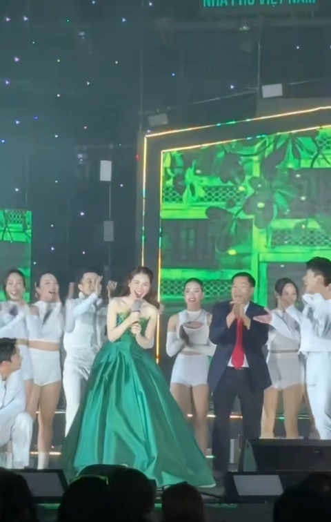 Khách mời nam đòi hôn má, Hòa Minzy né cực tài tình- Ảnh 1. Hòa Minzy biểu diễn cùng vị khách đặc biệt