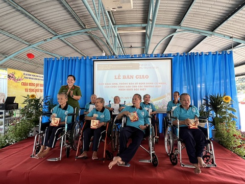 Những người gần đất xa trời lần đầu được cấp giấy khai sinh- Ảnh 2. Những người khuyết tật vui mừng vì nhận được CCCD và sau đó sẽ có thẻ bảo hiểm - Ảnh: Công an cung cấp