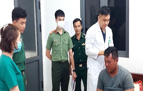 Ngư dân Việt Nam cứu 12 thuyền viên nước ngoài, 3 người còn mất tích- Ảnh 2. Khám sức khỏe cho một thuyền viên nước ngoài - Ảnh: BĐBP cung cấp
