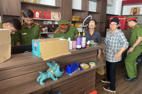 Vỡ hụi, 337 người bị đôi vợ chồng lừa đảo hơn 49 tỉ đồng- Ảnh 2. Lực lượng chức năng khám xét nơi ở của bị can Nguyễn Thị Hoài Hương - Ảnh: Công an cung cấp