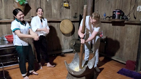 Chuyện lạ Tân Hóa, làng du lịch tốt nhất thế giới - Kỳ 4: Mùa pồi của người Nguồn giữa đại ngàn- Ảnh 1. Du khách thích thú tham gia đầm pồi với chủ nhà - Ảnh: THÁI LỘC