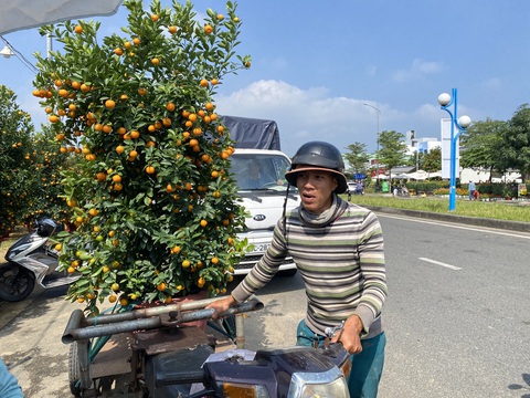 Người thợ cơ khí thường ngày nhưng mỗi dịp Tết lại hóa vai người vận chuyển để đem xuân cho mọi người, kiếm tiền lo Tết cho nhà mình - Ảnh: B.D.
