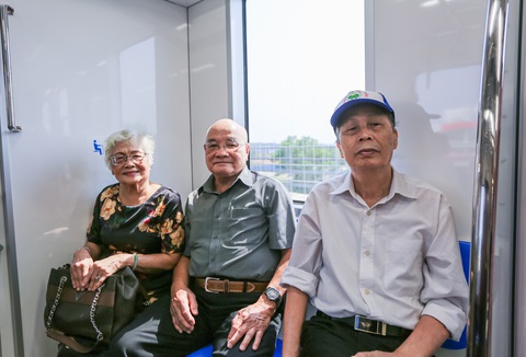 Người dân đi metro: ‘Hạnh phúc khi ngồi trên tàu, ngắm nhìn nhà mình’- Ảnh 2. Nhiều vị khách đặc biệt, những người cao tuổi cũng lần đầu tiên trải nghiệm tuyến metro số 1 sau thời gian dài chờ đợi - Ảnh: CHÂU TUẤN