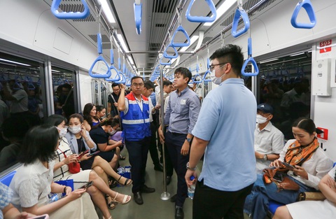 Người dân đi metro: ‘Hạnh phúc khi ngồi trên tàu, ngắm nhìn nhà mình’- Ảnh 4. Ông Hoàng Mai Tùng - phó giám đốc Ban quản lý dự án 1, Ban quản lý đường sắt đô thị TP.HCM (áo màu xanh dương) - cũng có mặt trên chuyến tàu số 2 (xuất phát lúc 10h10 từ ga Suối Tiên đến ga Bến Thành) - Ảnh: CHÂU TUẤN