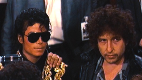 Michael Jackson và Bob Dylan trong phim The Greatest Night in Pop - Ảnh: Netflix Michael Jackson và Bob Dylan trong phim The Greatest Night in Pop - Ảnh: Netflix