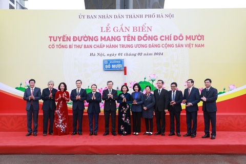 Hà Nội chính thức có tuyến đường mang tên cố Tổng bí thư Đỗ Mười dài 6,2km- Ảnh 1. Lễ gắn biển tên đường cố Tổng bí thư Đỗ Mười diễn ra sáng 1-2 - Ảnh: UBND TP