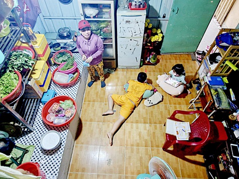 Buổi tối cuối năm ở phòng trọ vợ chồng chị Thu - Ảnh: NGUYỄN TRÀ Buổi tối cuối năm ở phòng trọ vợ chồng chị Thu - Ảnh: NGUYỄN TRÀ