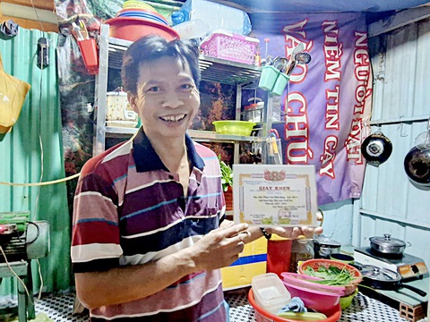 “Gia sản” quý nhất của vợ chồng anh Vạn - chị Thu là những giấy khen của cậu con trai hiếu học - Ảnh: NGUYỄN TRÀ “Gia sản” quý nhất của vợ chồng anh Vạn - chị Thu là những giấy khen của cậu con trai hiếu học - Ảnh: NGUYỄN TRÀ