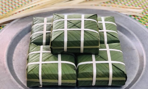 Khoảnh khắc Tết của tôi: Đâu cần đi xa, về nhà là Tết- Ảnh 4. Những chiếc bánh chưng vuông vắn được mẹ và em dâu tôi gói.