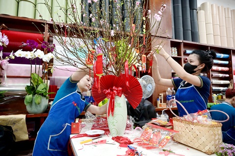 Cách bán hoa Tết, tranh luận muôn thuở- Ảnh 1. Nhân viên trang trí hoa theo đơn đặt hàng của khách - Ảnh: PHƯƠNG QUYÊN
