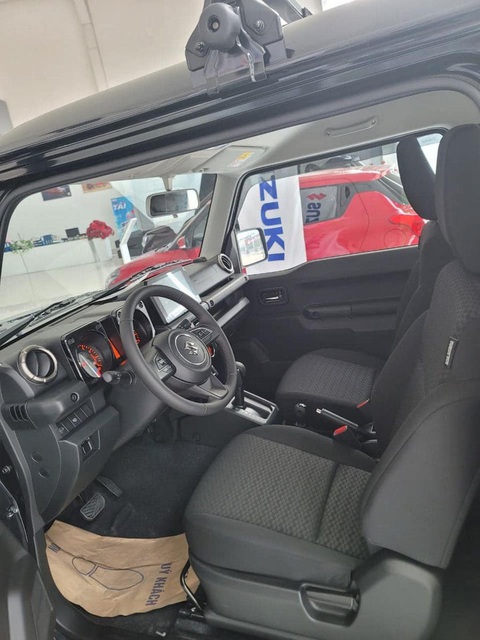 Loạt xe mới về Việt Nam chờ ra mắt: Đa phần là xe Trung Quốc, gây chú ý nhất vẫn là Suzuki Jimny- Ảnh 3. Các trang bị nổi bật trên xe bao gồm đèn LED thấu kính, màn hình giải trí 7 inch hỗ trợ Apple CarPlay/Android Auto và điều hòa tự động một vùng. Nhìn chung, trang bị không nhiều so với các dòng xe cùng tầm giá 800 triệu đồng - Ảnh: Đại lý Suzuki/Facebook