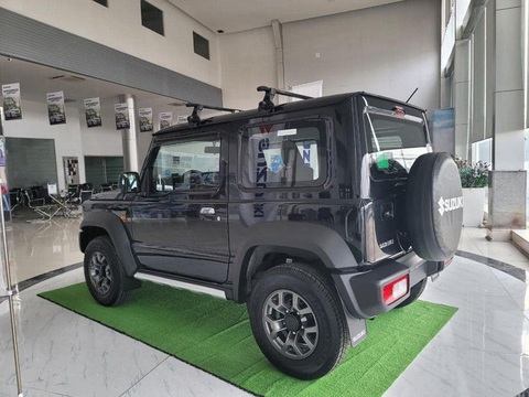Loạt xe mới về Việt Nam chờ ra mắt: Đa phần là xe Trung Quốc, gây chú ý nhất vẫn là Suzuki Jimny- Ảnh 4. Suzuki Jimny vẫn được đánh giá cao với thiết kế cổ điển và khả năng vận hành tốt trên nhiều địa hình. Mặc dù vậy, động cơ của xe chỉ là loại 1.5L, đạt công suất 103 mã lực, đi cùng hệ dẫn động hai cầu - Ảnh: Đại lý Suzuki/Facebook
