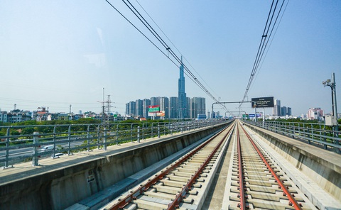 Người dân đi metro: ‘Hạnh phúc khi ngồi trên tàu, ngắm nhìn nhà mình’- Ảnh 6. Tàu metro đi qua đoạn ray trên cao (ga An Phú). Góc nhìn từ buồng lái tàu - Ảnh: CHÂU TUẤN