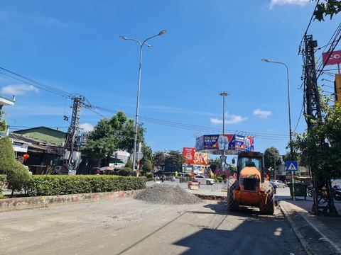 Cận Tết lại đào đường thi công, chủ tịch tỉnh cũng bực mình- Ảnh 3. Ngay bùng binh ngã năm mới, một làn đường Nguyễn Trãi đang thi công, trở thành điểm nghẽn - Ảnh: TRẦN MAI