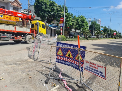 Cận Tết lại đào đường thi công, chủ tịch tỉnh cũng bực mình- Ảnh 6. Việc thi công đã bịt kín một làn đường - Ảnh: TRẦN MAI