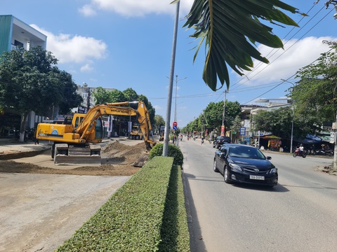 Cận Tết lại đào đường thi công, chủ tịch tỉnh cũng bực mình- Ảnh 5. Đường Nguyễn Trãi là tuyến huyết mạch nối TP Quảng Ngãi với nhiều huyện, giờ lại thành điểm nghẽn dịp giáp Tết - Ảnh: TRẦN MAI