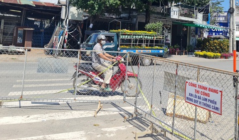 Cận Tết lại đào đường thi công, chủ tịch tỉnh cũng bực mình- Ảnh 2. Xe chở hoa Tết mỗi khi qua đoạn đường này phải đi chậm - Ảnh: TRẦN MAI