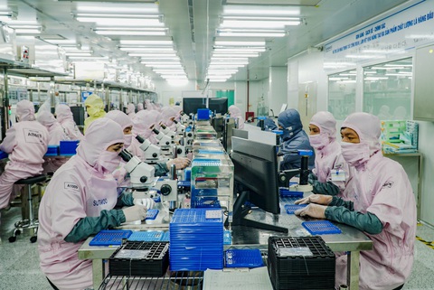 Công nhân tại xưởng sản xuất điện thoại thông minh của Công ty TNHH Sungwoo Vina, KCN Thuận Thành 3 (Bắc Ninh) - Ảnh: NGUYỄN HIỀN Công nhân tại xưởng sản xuất điện thoại thông minh của Công ty TNHH Sungwoo Vina, KCN Thuận Thành 3 (Bắc Ninh) - Ảnh: NGUYỄN HIỀN