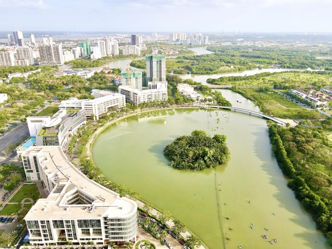 Biến dự án treo thành công viên: Cần cách làm mới để hiện thực hóa quy hoạch- Ảnh 1. Công viên cây xanh khu vực Hồ bán nguyệt, thuộc khu đô thị mới Phú Mỹ Hưng, TP.HCM - Ảnh: T.T.D.