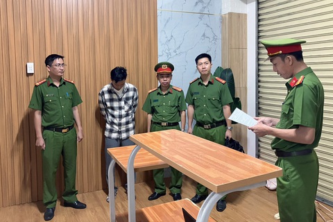 Vỡ hụi, 337 người bị đôi vợ chồng lừa đảo hơn 49 tỉ đồng- Ảnh 1. Công an thi hành lệnh bắt, khám xét nơi ở đối với Trần Quốc Huy để điều tra hành vi lừa đảo chiếm đoạt tài sản - Ảnh: Công an cung cấp