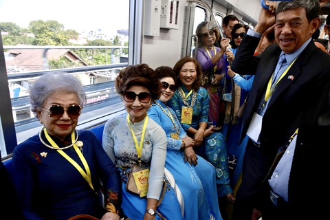 Các đại biểu kiều bào trải nghiệm tuyến Metro Bến Thành - Suối Tiên - Ảnh: HỮU HẠNH Các đại biểu kiều bào trải nghiệm tuyến metro Bến Thành - Suối Tiên trong khuôn khổ chương trình Xuân quê hương 2024 - Ảnh: HỮU HẠNH