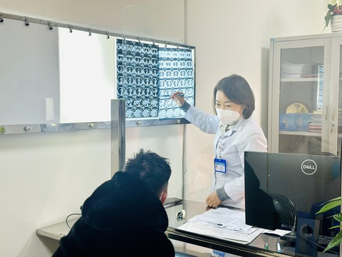 Bác sĩ Bệnh viện Phổi trung ương thăm khám, tư vấn cho bệnh nhân - Ảnh: BVCC Bác sĩ Bệnh viện Phổi trung ương thăm khám, tư vấn cho bệnh nhân - Ảnh: BVCC